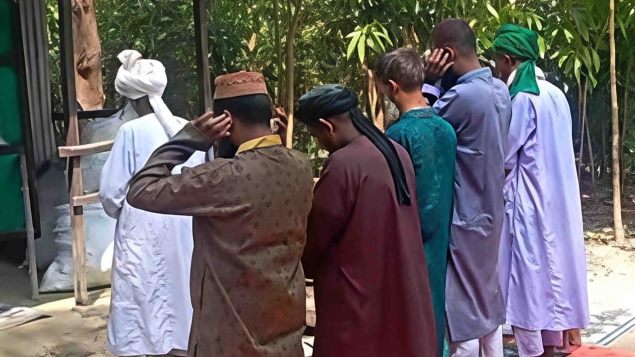 চাঁদপুরে ৬ মুসল্লিকে নিয়ে ঈদের নামাজ আদায়