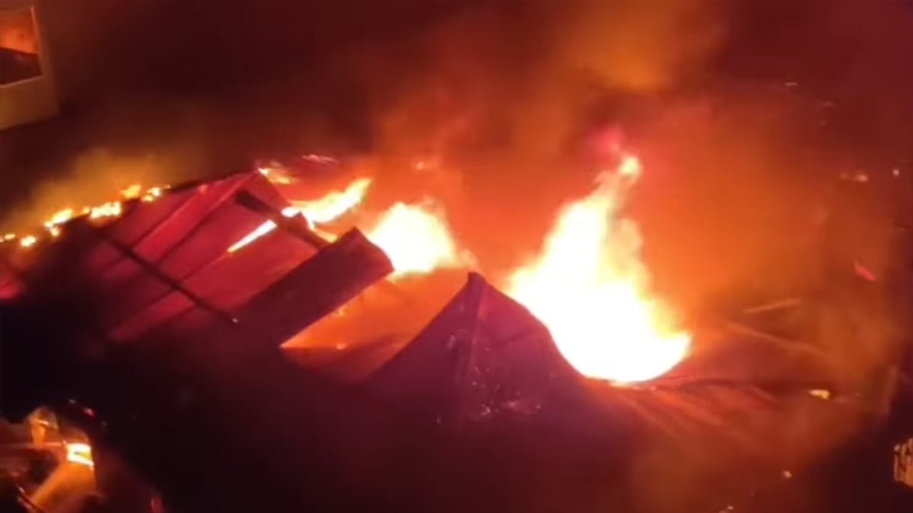 গভীর রাতে ভয়াবহ আগুন, পুড়ল ১৪ দোকান