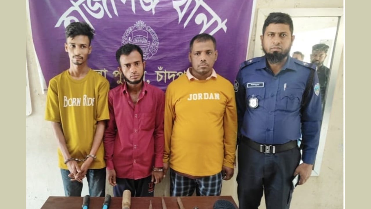 হাজীগঞ্জে পিকআপ ও দেশীয় অস্ত্রসহ তিন ডাকাত আটক