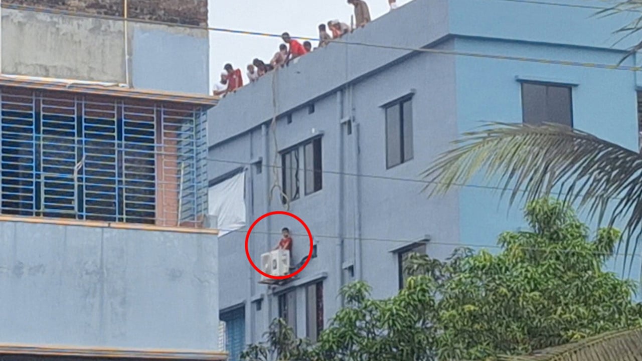 মাদ্রাসা থেকে পালাতে গিয়ে ৫ তলায় আটকে ছিল শিশু, অতঃপর...