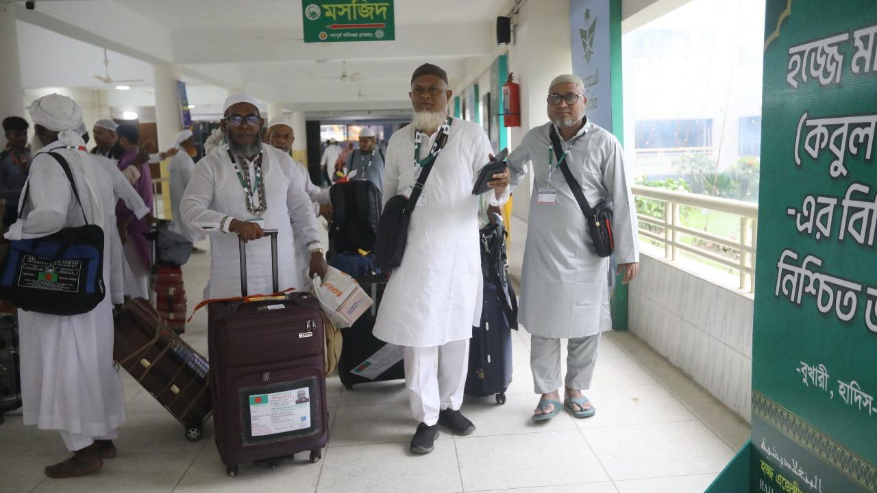 হজযাত্রা শুরু, ৩৯৮ যাত্রী নিয়ে ছাড়ল প্রথম ফ্লাইট