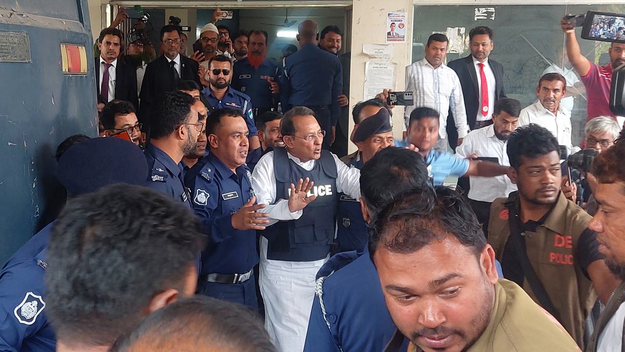 আমার দেশ সম্পাদককে হত্যাচেষ্টা মামলায় কারাগারে ইনু