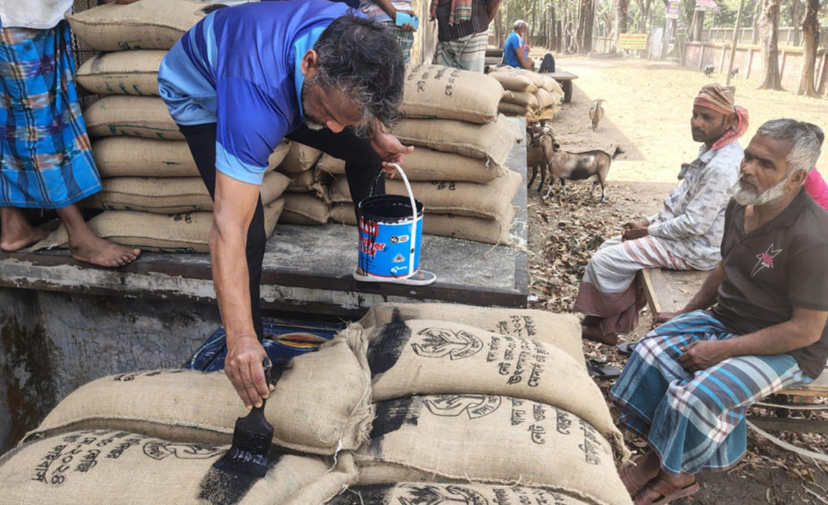 সরকারি চালের বস্তায় কালিতে মোছা হলো ‘শেখ হাসিনা’র নাম