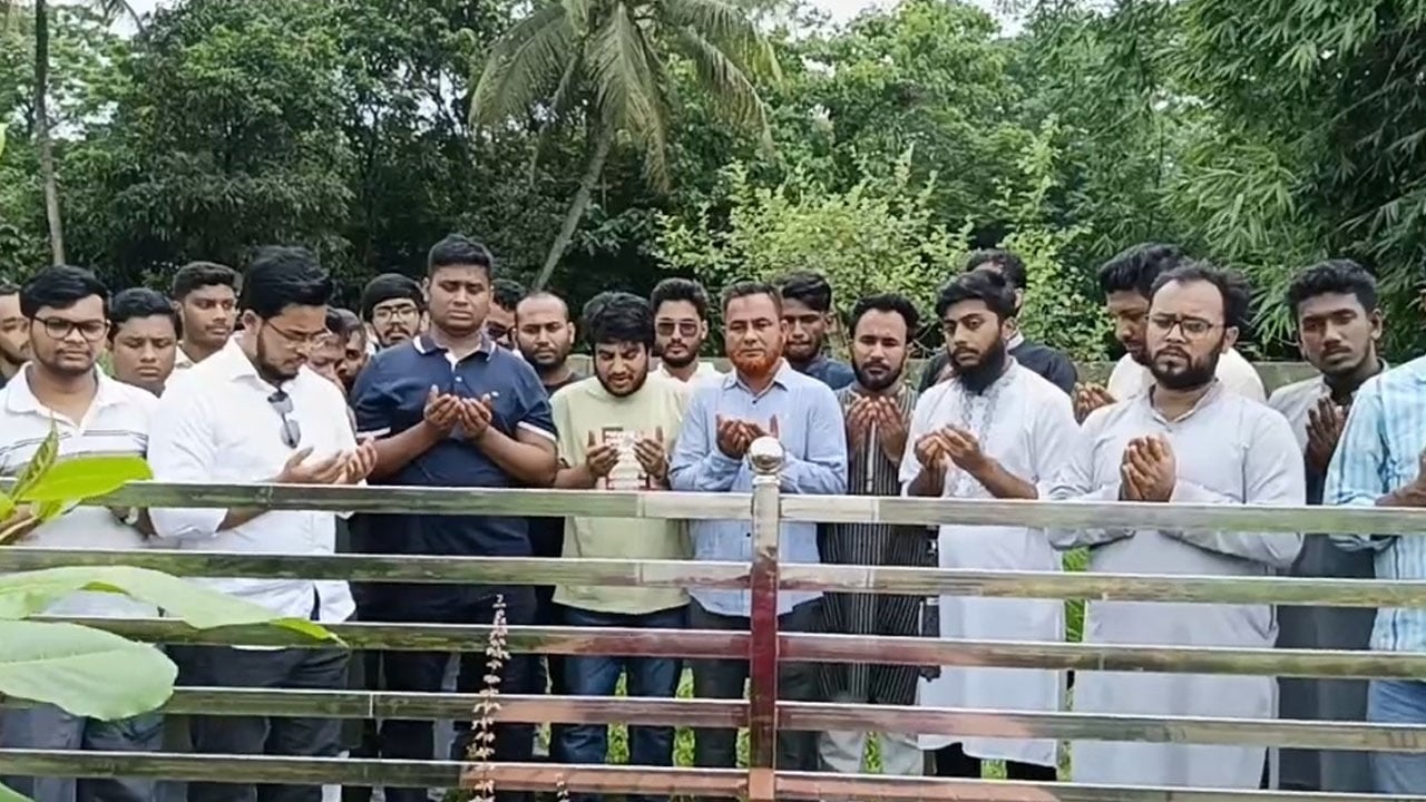 ফেনীতে শহীদ শ্রাবণের কবর জিয়ারত করলেন হাসনাত আব্দুল্লাহ এমপি
