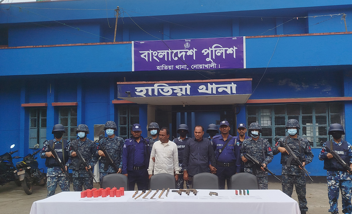 যৌথ বাহিনীর অভিযানে হাতিয়ায় অস্ত্রসহ আটক ২