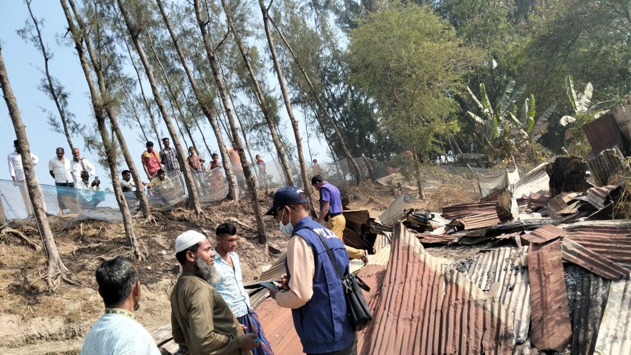 দরজার বাহিরে তালা দিয়ে ছাত্রদল নেতার ঘরে আগুন