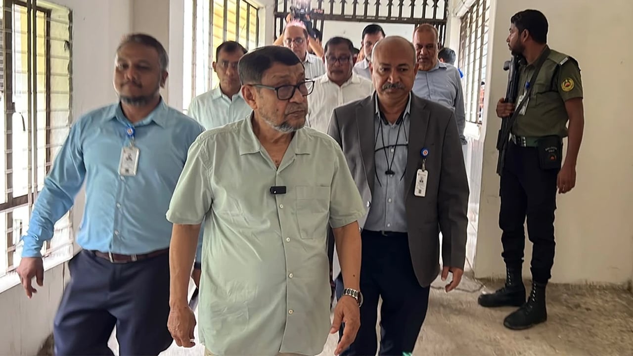 স্বাস্থ্যমন্ত্রীর আকস্মিক অভিযান, দুই ক্লিনিক বন্ধ