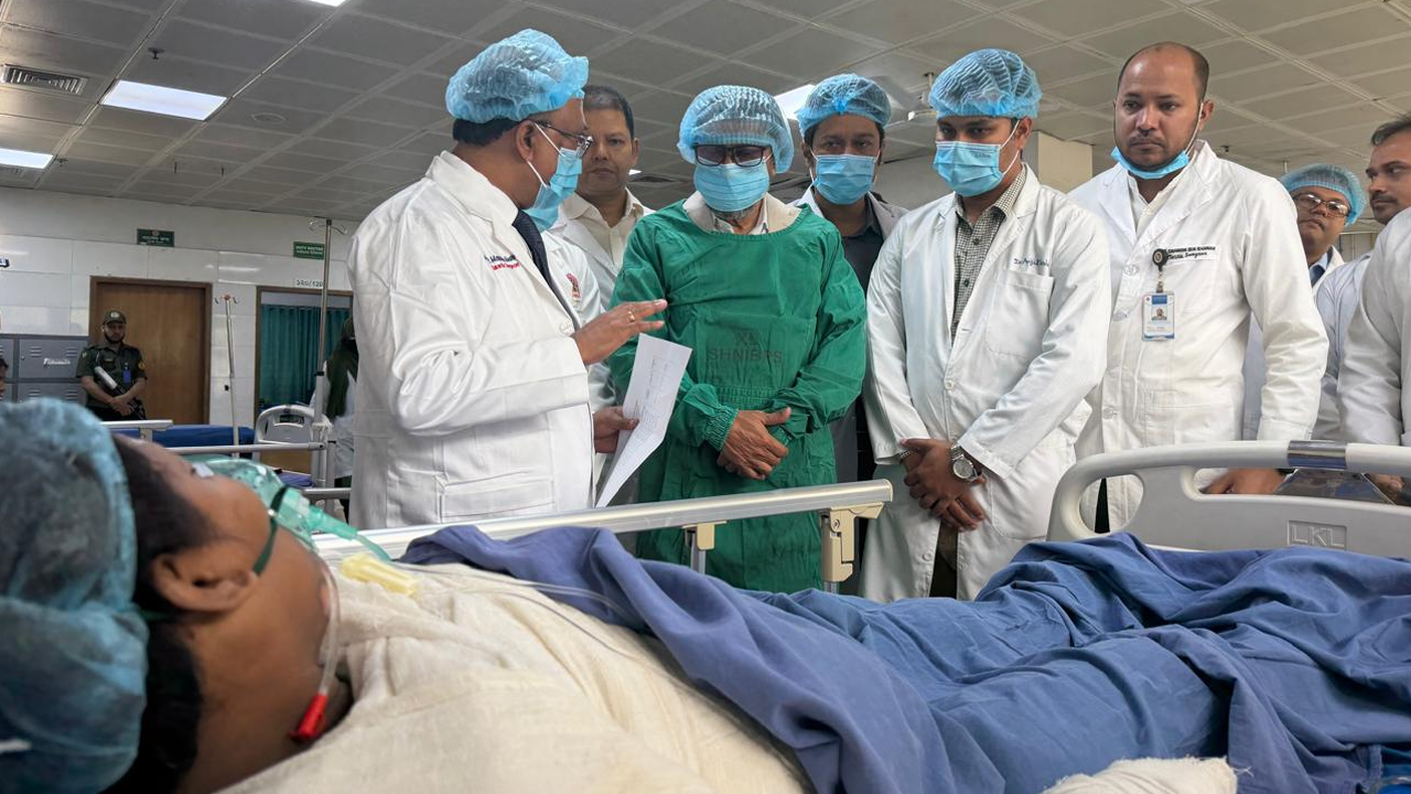 ফতুল্লায় একই পরিবারের পাঁচজন অগ্নিদগ্ধ, হাসপাতালে স্বাস্থ্যমন্ত্রী