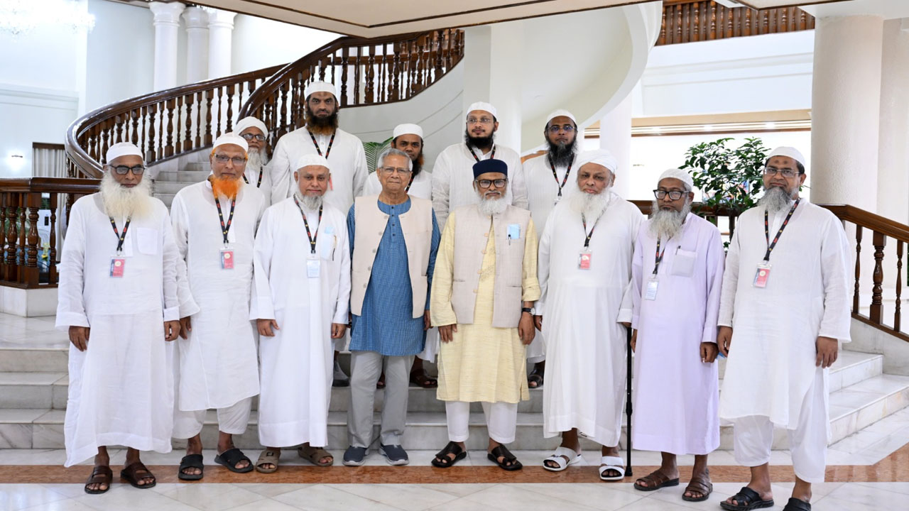 প্রধান উপদেষ্টার সঙ্গে হেফাজত নেতাদের সাক্ষাৎ