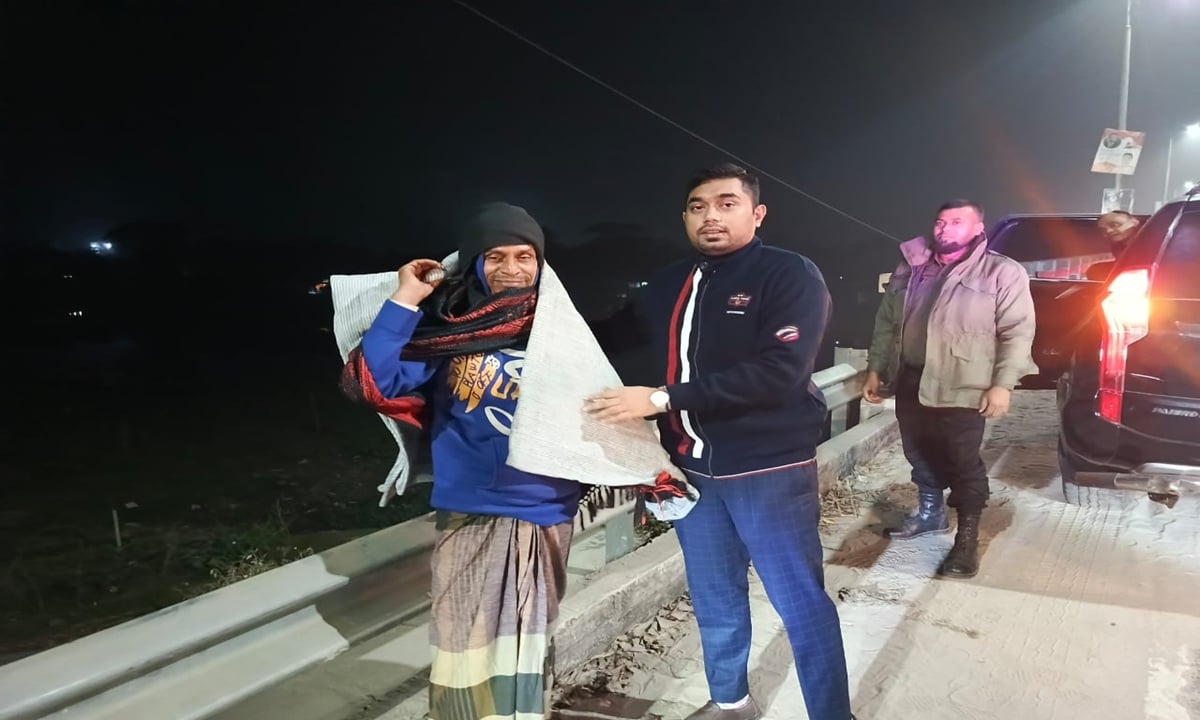 শীতার্তদের পাশে আড়াইহাজারের ইউএনও