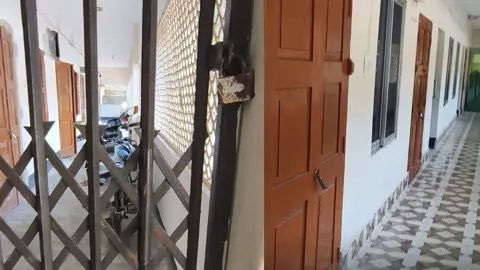 কর্মঘণ্টায় হিজলা ইউএনও কার্যালয়ে তালা, নেই কর্মকর্তা-কর্মচারী