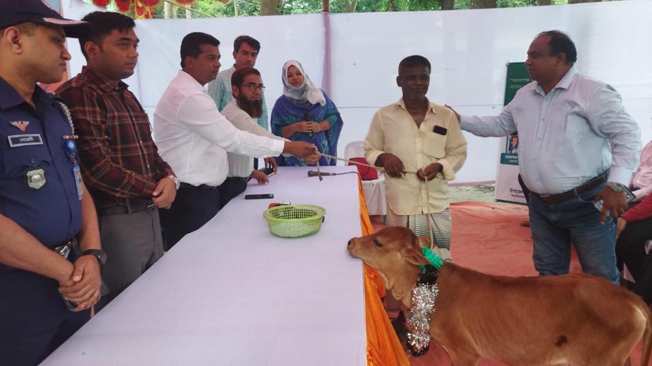 আমরা মৎস্যজীবীদের পাশে আছি: জেলা প্রশাসক