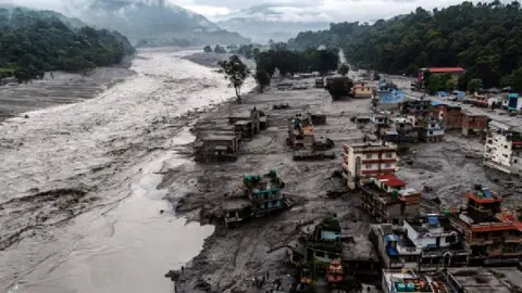হিমাচলে ৯ ‘জলবোমা’, হিমবাহ গলে বাড়ছে ভয়