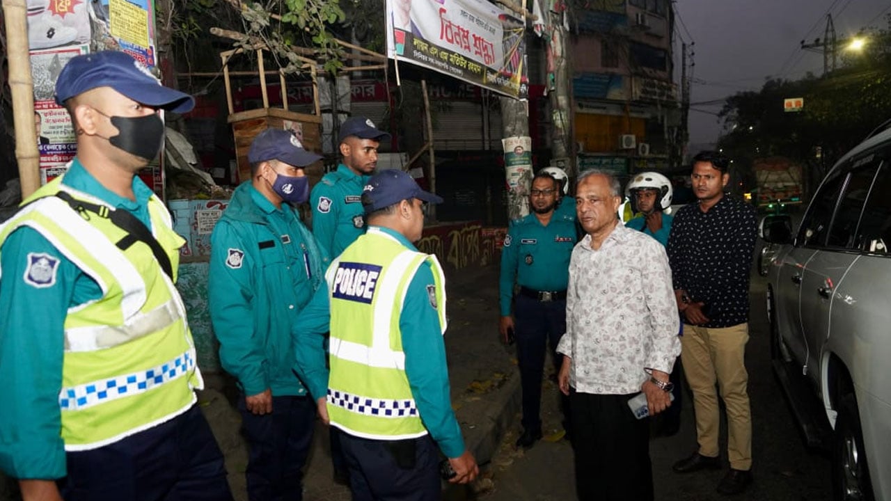 ভোরে রাজধানীর চারটি থানা পরিদর্শন স্বরাষ্ট্র উপদেষ্টার