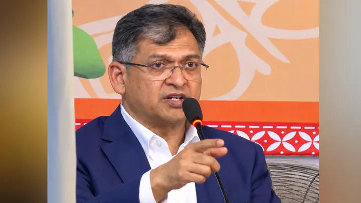 আমাকে দেখলে তো লোকে সংবিধান বলে: স্বরাষ্ট্রমন্ত্রী