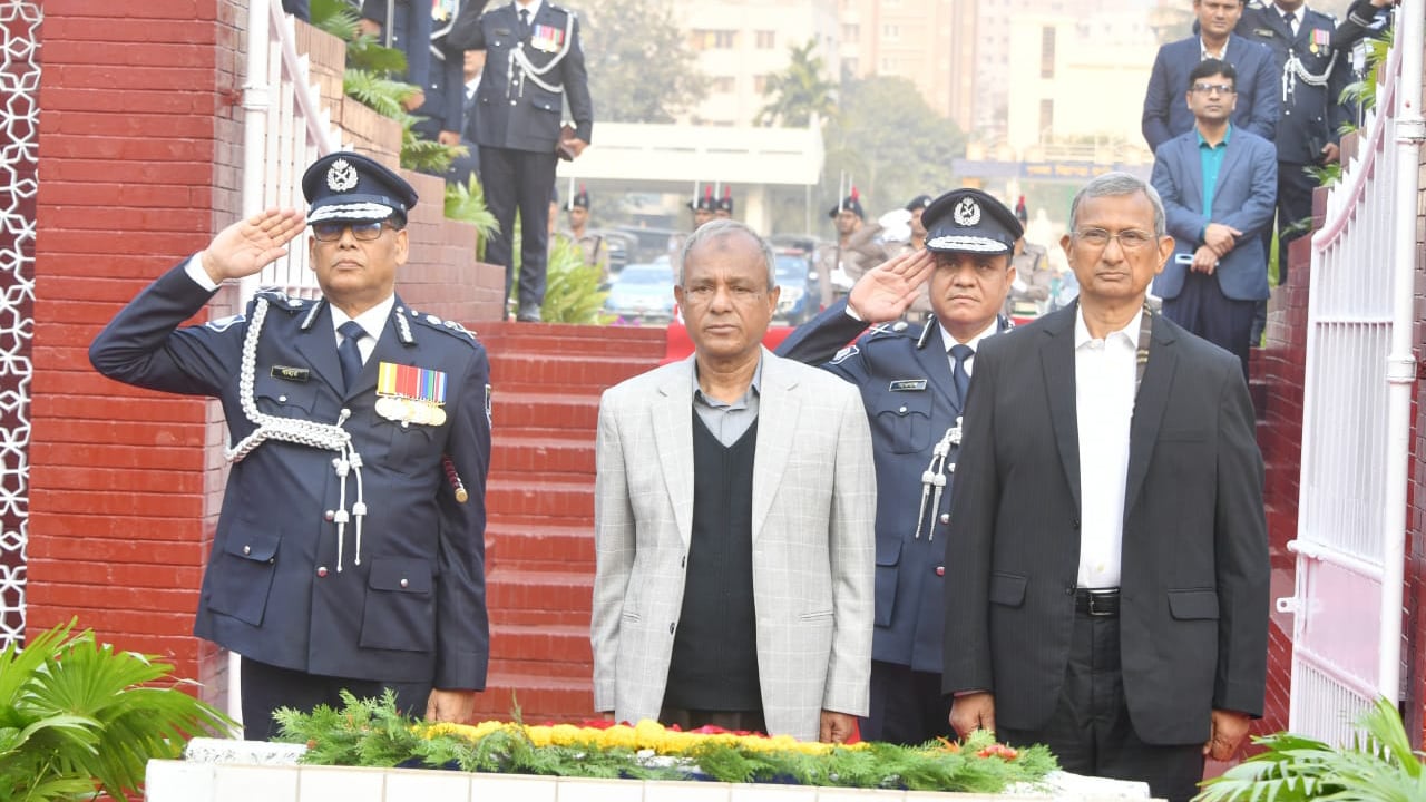 শহীদ পুলিশ সদস্যদের স্বরাষ্ট্র উপদেষ্টা ও আইজিপির শ্রদ্ধা