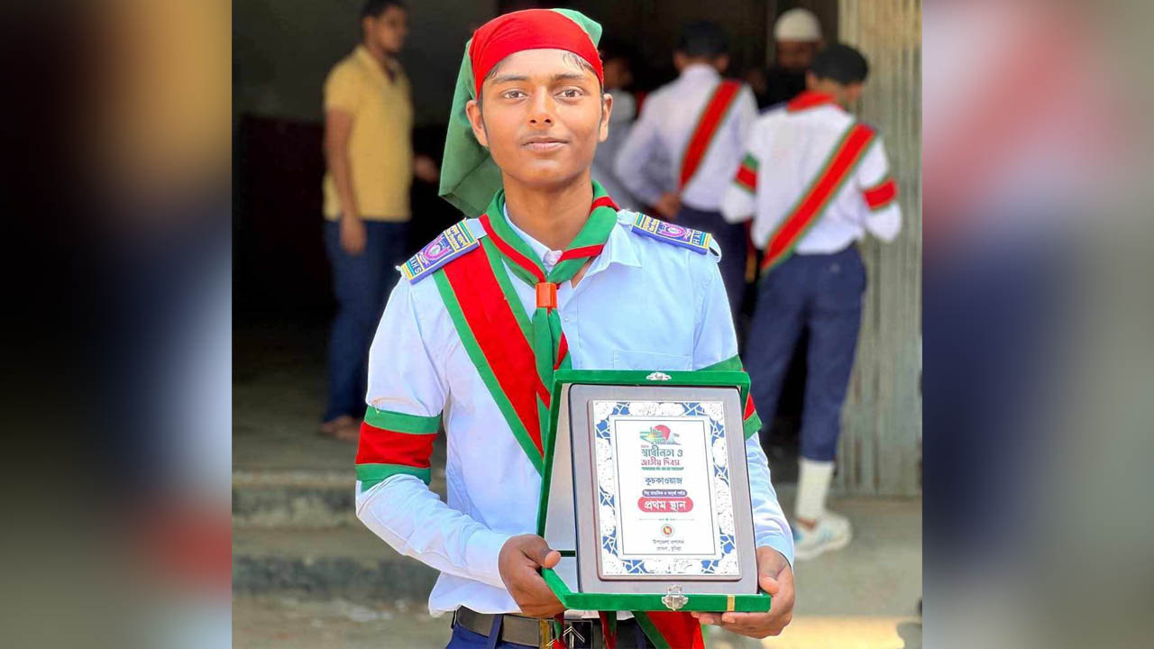 কাভার্ড ভ্যানের ধাক্কায় প্রাণ গেল স্কুলছাত্রের