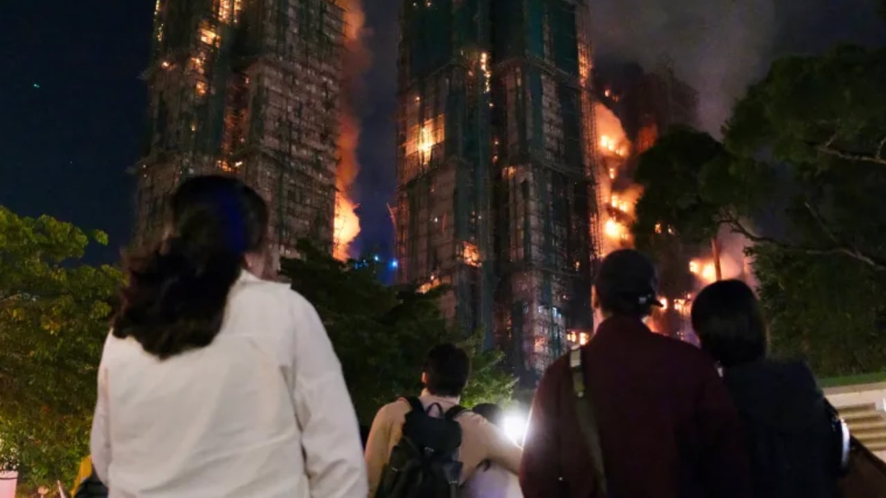 হংকংয়ে অগ্নিকাণ্ডে নিহত বেড়ে ৪৪, নিখোঁজ ২৭৯