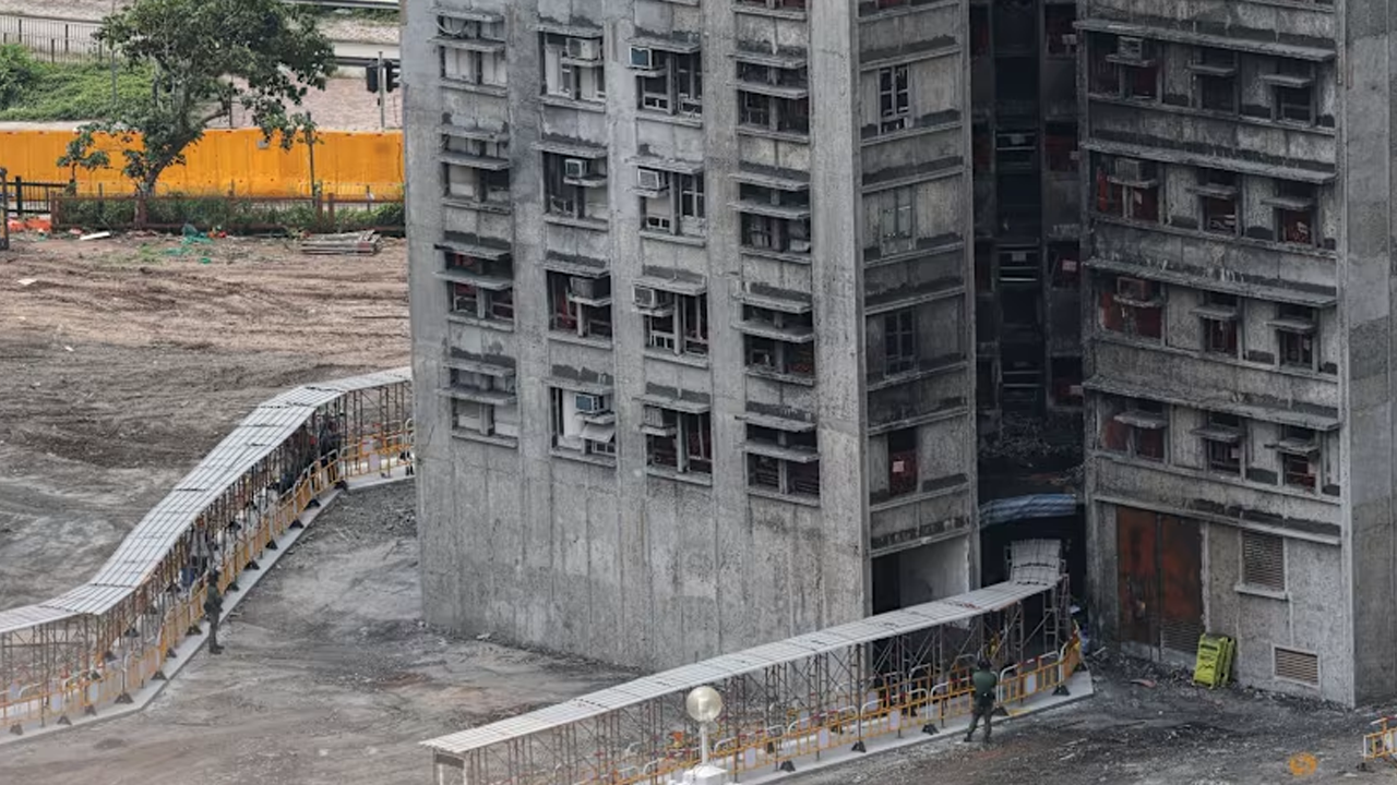 হংকংয়ে ভয়াবহ অগ্নিকাণ্ডের কয়েক মাস পর ক্ষতিগ্রস্ত বাড়িতে ফিরছেন বাসিন্দারা