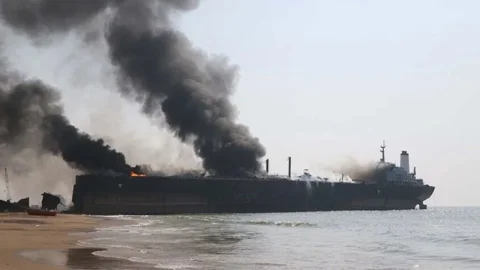 সৌদির তেলবাহী জাহাজে ইরানের হামলা, দুই নাবিক নিহত