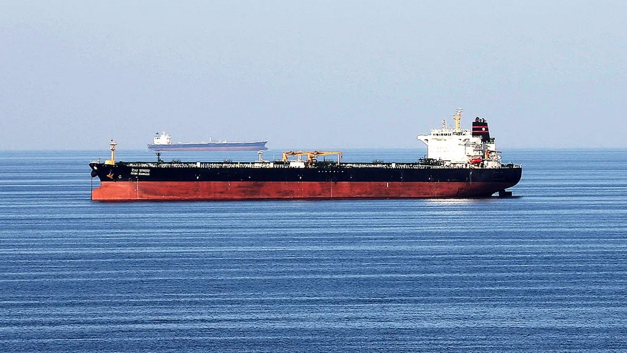 হরমুজ প্রণালীর কাছে আটকা প্রায় ১ হাজার জাহাজ