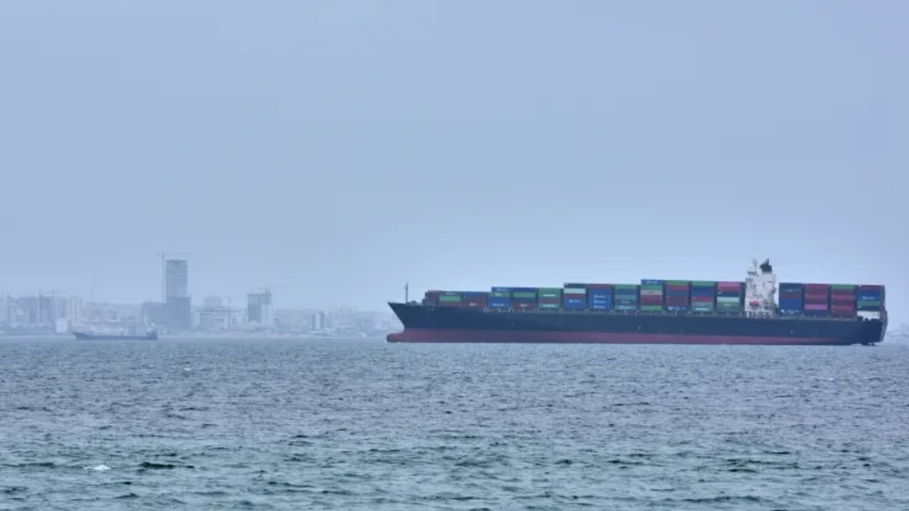 হরমুজ প্রণালিতে ইরানের শুল্ক ছাড় পাচ্ছে রাশিয়া