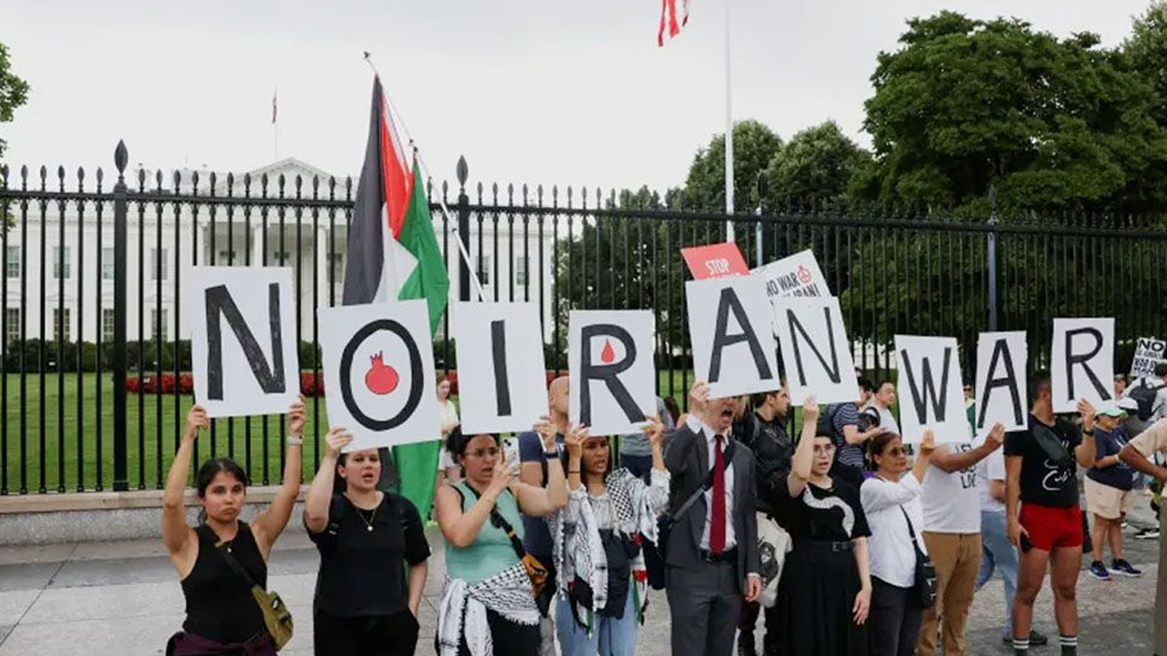 যুদ্ধে যুক্তরাষ্ট্রের জড়িত না হওয়ার দাবিতে হোয়াইট হাউসে বিক্ষোভ