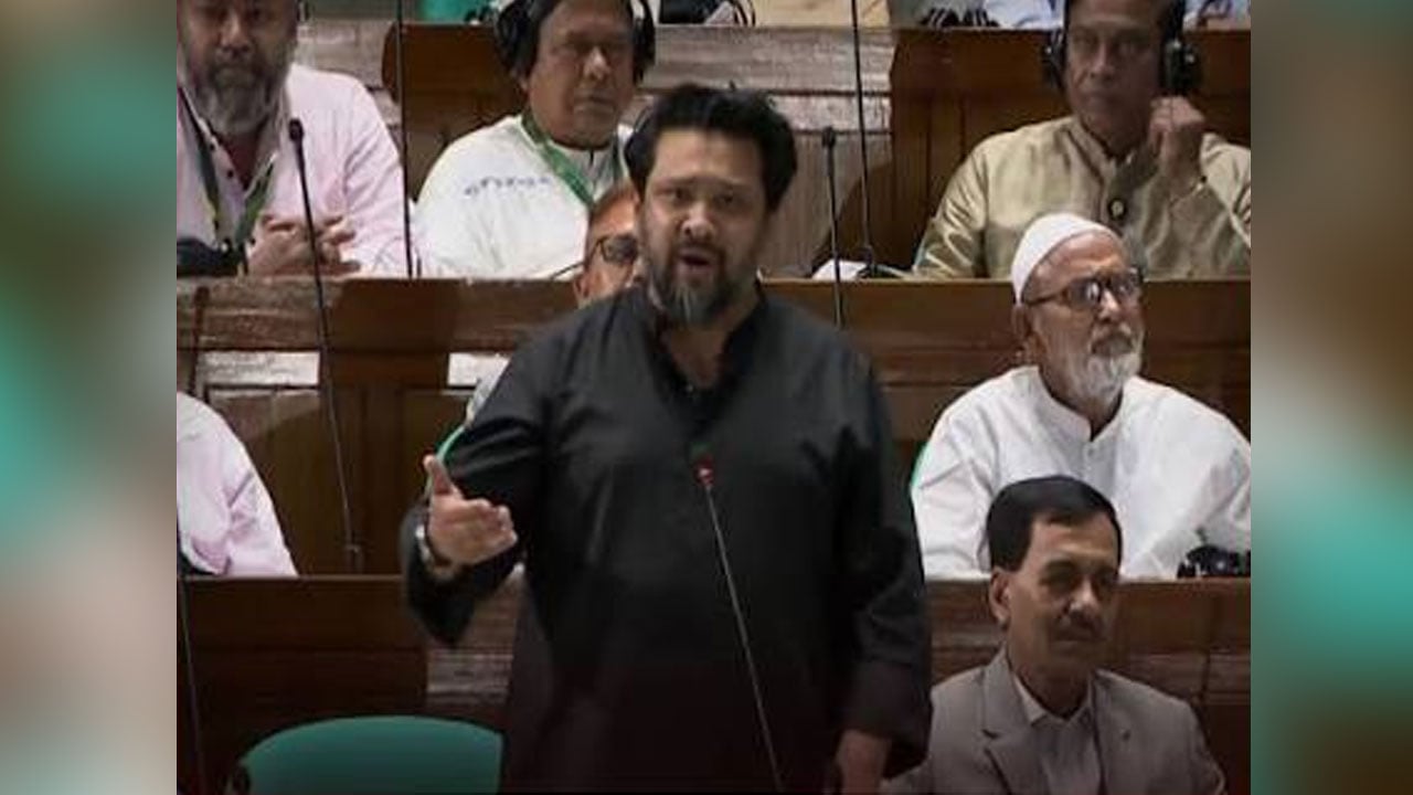 ‘এখানে বসে বসে অনেকখানি উর্দু শিখে ফেলেছি’