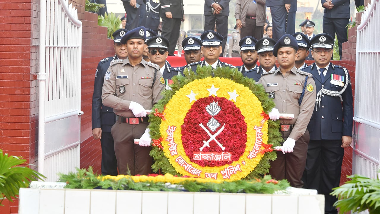 শহীদ পুলিশ সদস্যদের স্বরাষ্ট্র উপদেষ্টা ও আইজিপির শ্রদ্ধা