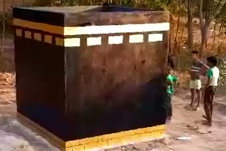 কাবাঘরের আদলে স্থাপনা গুঁড়িয়ে দিল ছাত্র-জনতা