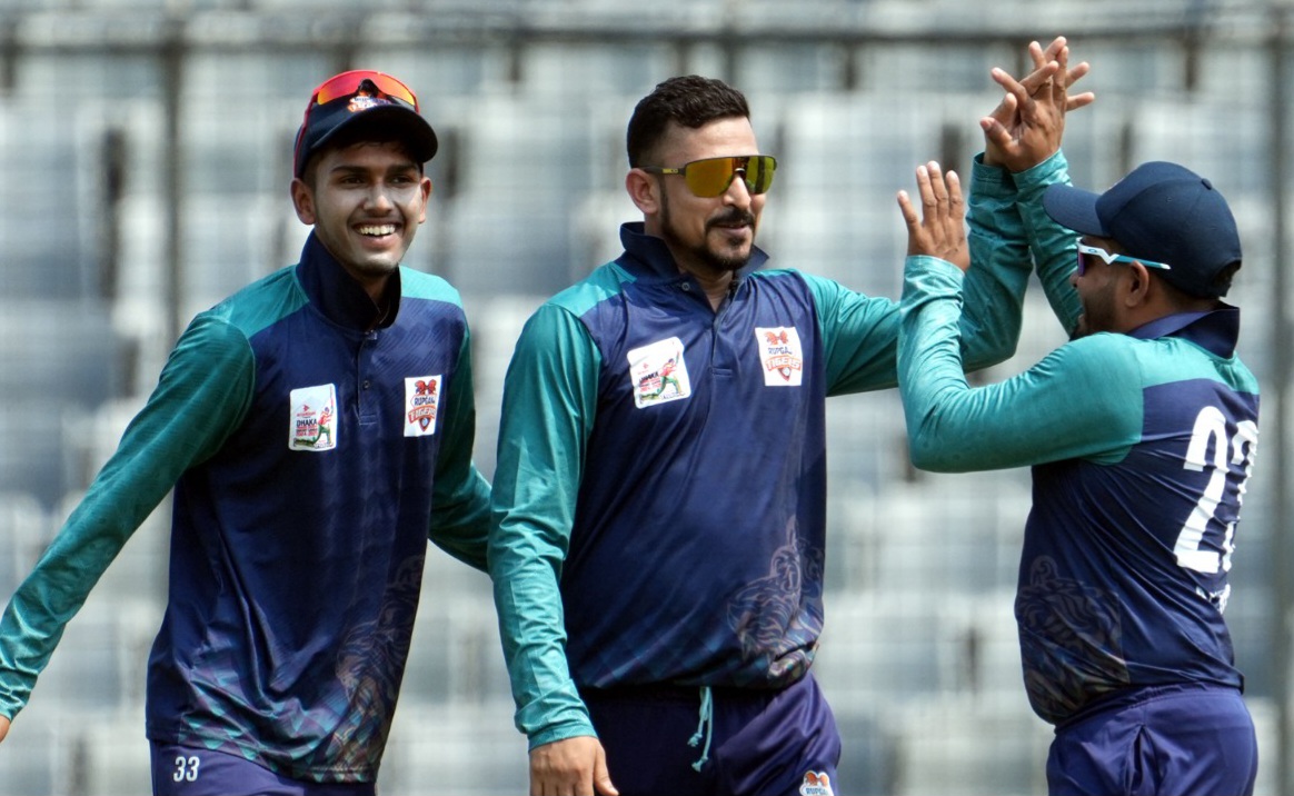 নিষেধাজ্ঞা কাটিয়ে ক্রিকেটে ফিরলেন নাসির