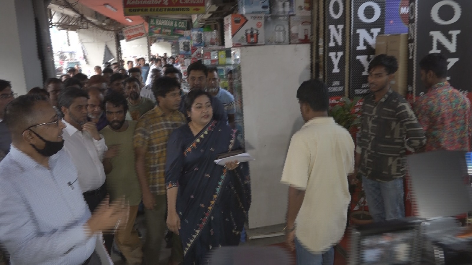 জাতীয় স্টেডিয়াম চত্বরে 
ক্রীড়া পরিষদের অভিযান