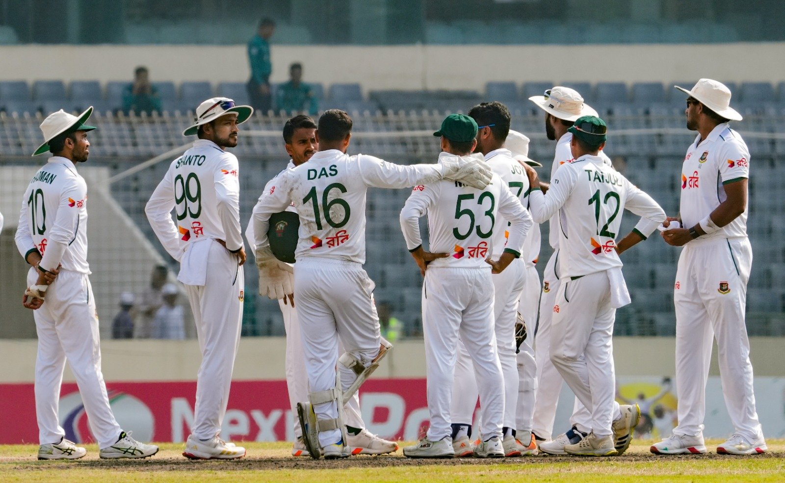 দুই উইকেটের অপেক্ষা নিয়ে মধ্যাহ্ন বিরতিতে বাংলাদেশ