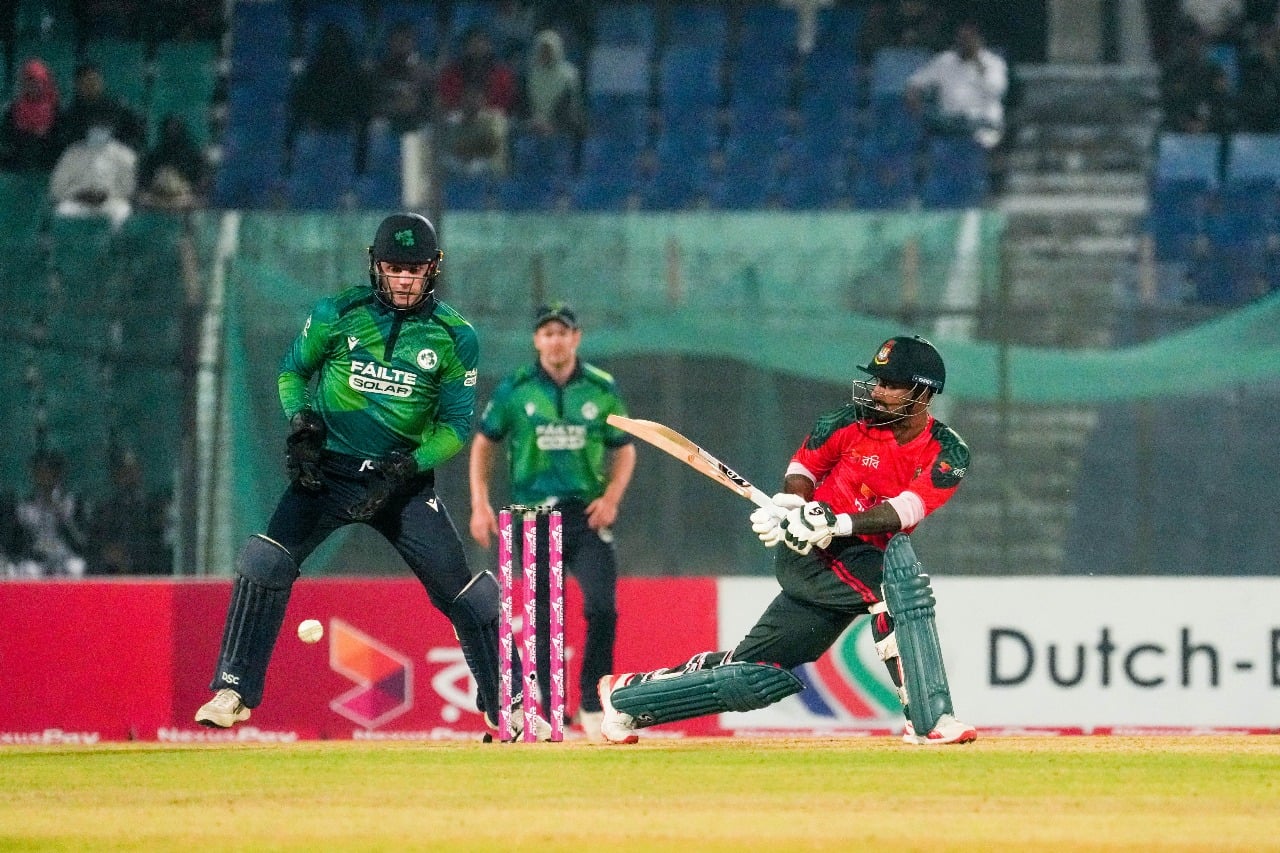 রুদ্ধশ্বাস লড়াইয়ে জিতে সিরিজে সমতায় বাংলাদেশ