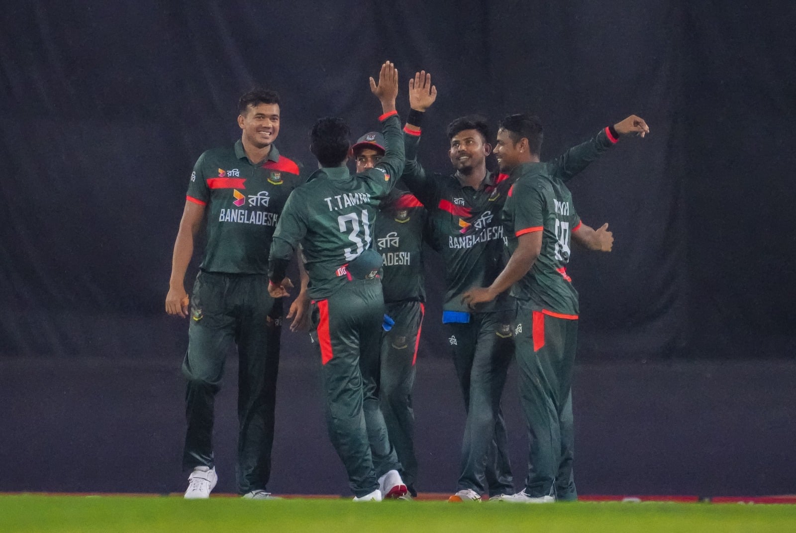 শূন্য রানেই নেই ৩ উইকেট, মিরপুরে অস্ট্রেলিয়ার অবিশ্বাস্য বিপর্যয়