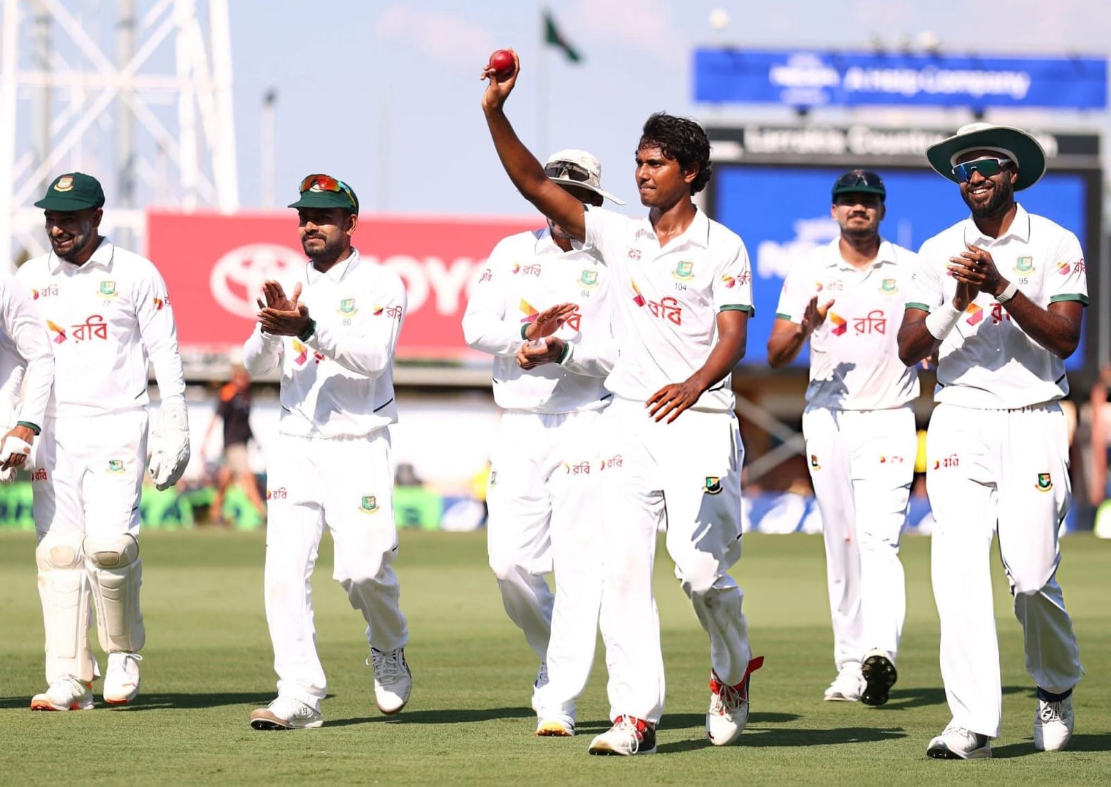 হাসানের বোলিং তোপে দুইশর আগে অলআউট অস্ট্রেলিয়া