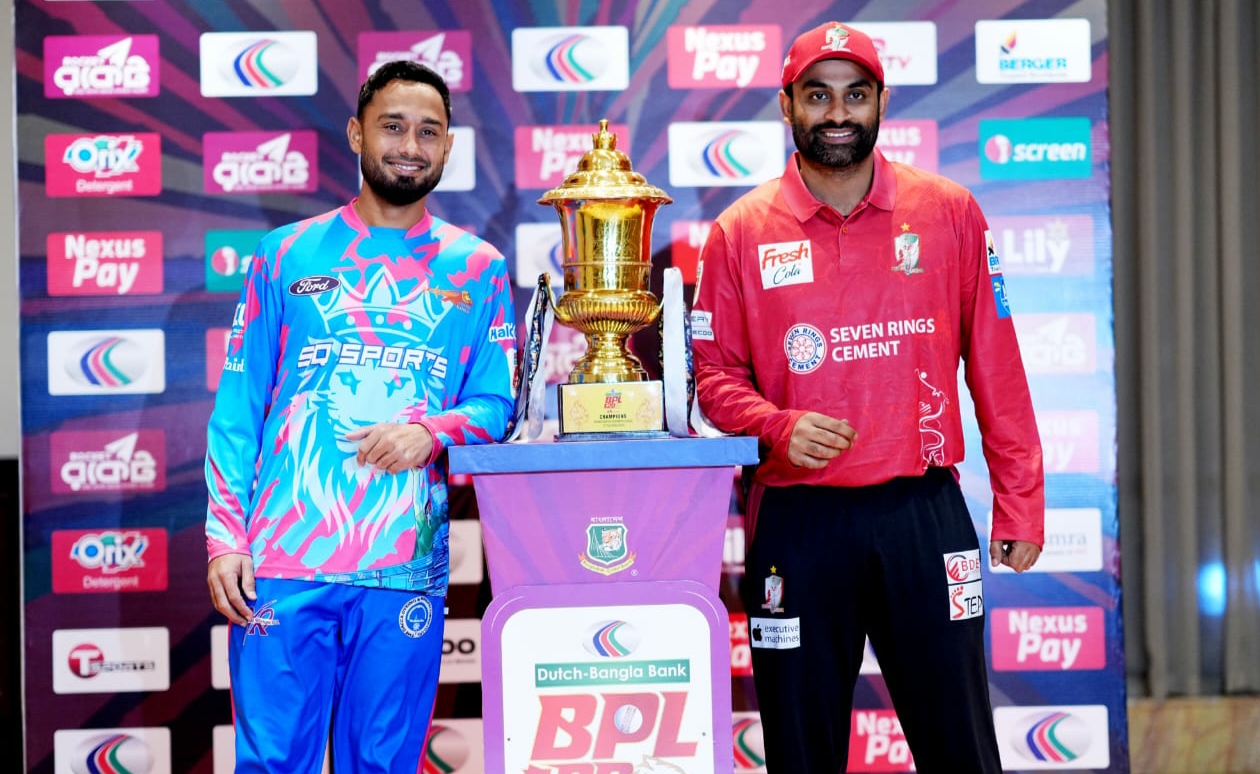 শেষ মুহূর্তের সিদ্ধান্তে শিরোপা নিয়ে দুই অধিনায়কের ফটোশুট