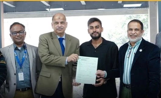 মিরাজ এখন সাউথইস্ট ইউনিভার্সিটির ইংরেজি বিভাগের ছাত্র