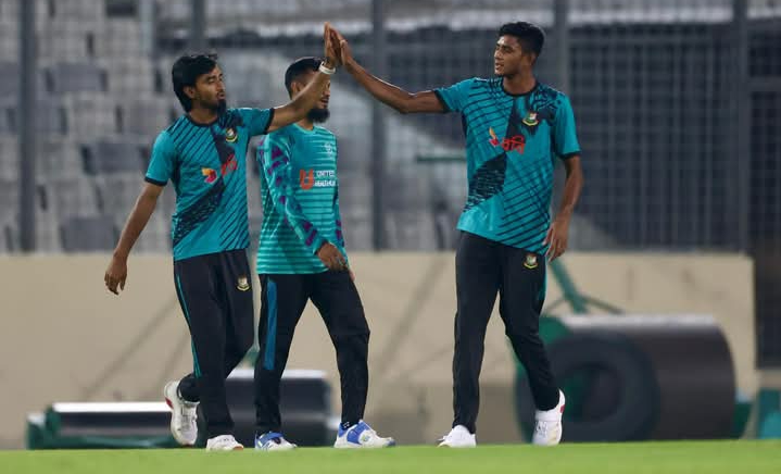 টিভির পর্দায় বাংলাদেশ-আমিরাতের টি-টোয়েন্টি লড়াই