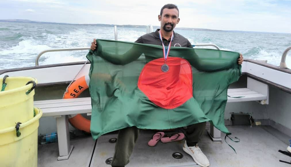 জেলি ফিশের ওপর দিয়ে রোমাঞ্চকর সুইমিং