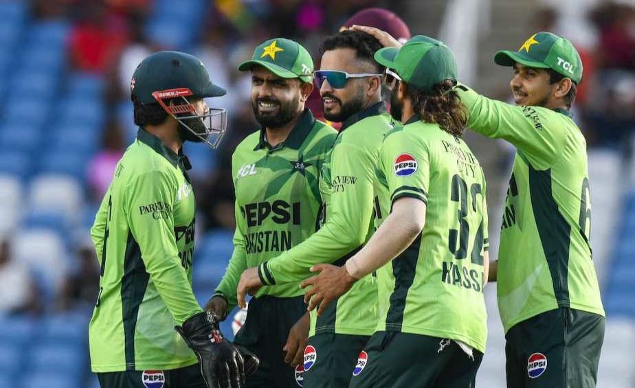 টিভির পর্দায় ওয়েস্ট ইন্ডিজ-পাকিস্তানের
তৃতীয় ওয়ানডে