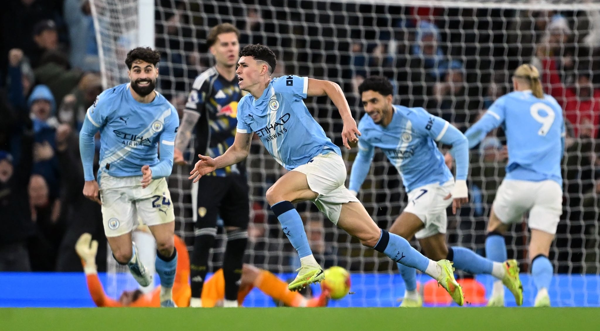 জয়ের ছন্দে ফিরল সিটি-বার্সা