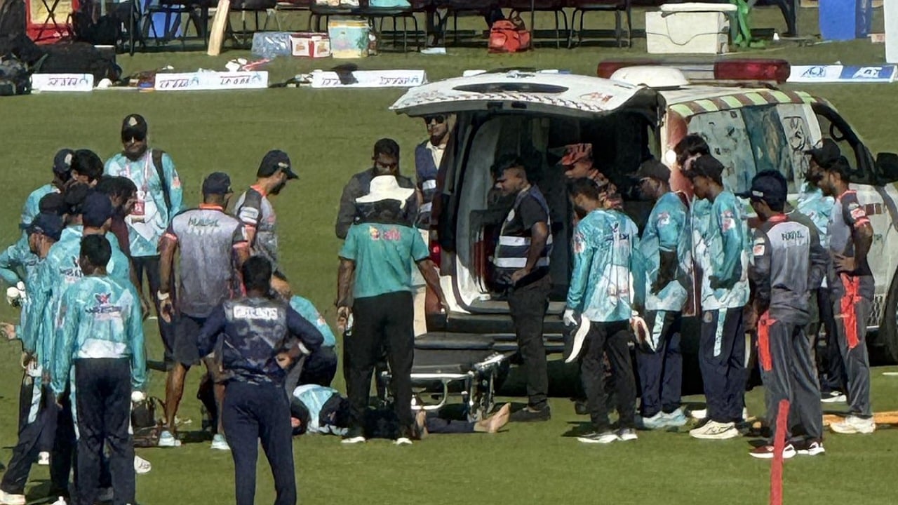 মাঠে অসুস্থ হয়ে হাসপাতালে ঢাকার কোচ