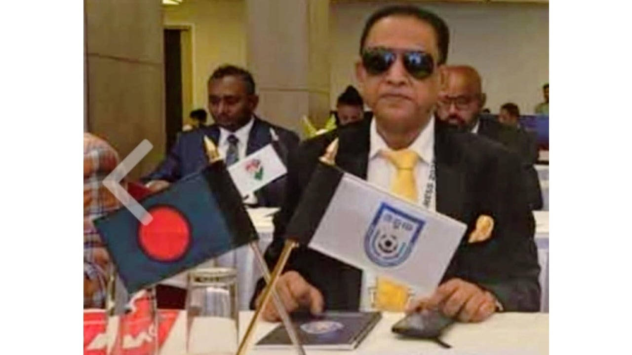 সিঙ্গাপুর ম্যাচে ফুটবল দলের টিম লিডার মঞ্জুরুল করিম