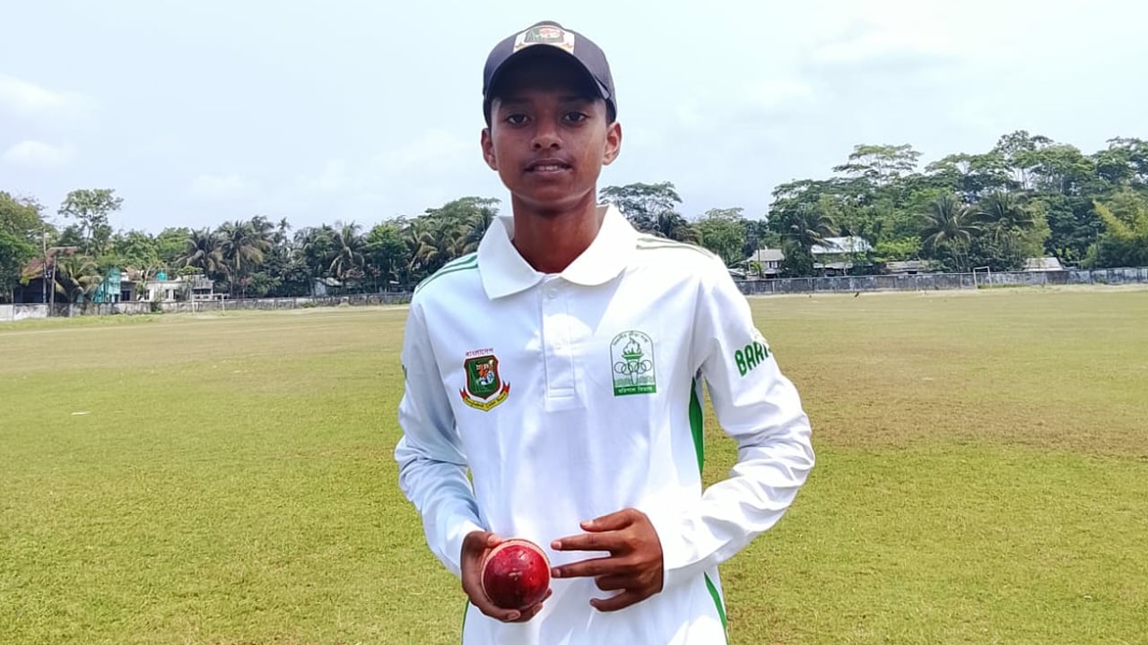 রাফিনের বিধ্বংসী বোলিংয়ে একতরফা জয় বরগুনা জেলা স্কুলের