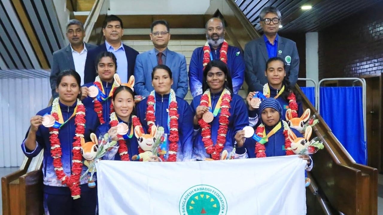 এশিয়ান বিচ গেমস কাবাডিতে পদকজয়ী দলকে ফুলেল শুভেচ্ছা