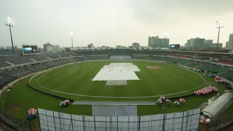 আলোকস্বল্পতায় আগেই শেষ হলো খেলা, বাংলাদেশের লিড ১০৬ রানের