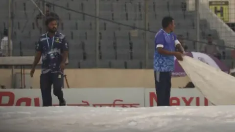 বৃষ্টিতে খেলা বন্ধ, নাঈমের ৪৯
