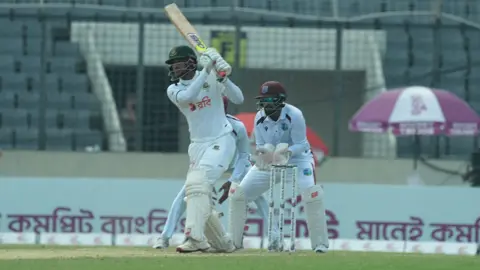 বৃষ্টিতে খেলা বন্ধ, জয়ের কাছে ওয়েস্ট ইন্ডিজ