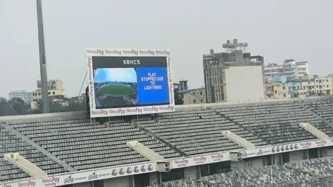 বজ্রপাতে বন্ধ খেলা